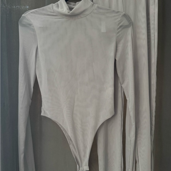 Elegant Grey Bodysuit and Pants Set - Picture 5 of 5